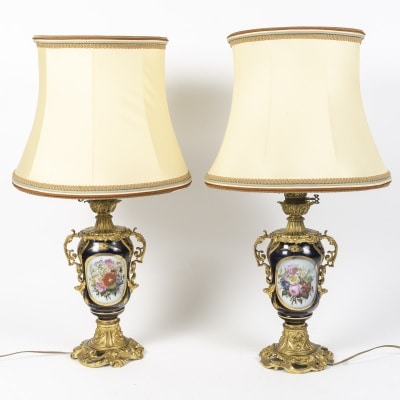 Une paire de lampes en porcelaine de Bayeux, fin XIXè siècle