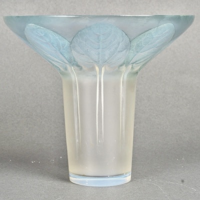 Vase "Violettes" verre opalescent patiné bleu de René LALIQUE