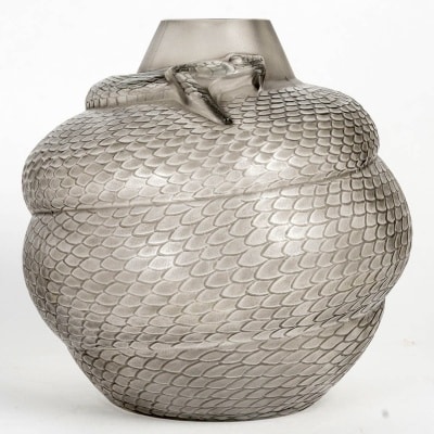 Vase "Serpent" verre blanc patiné gris de René LALIQUE