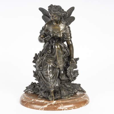 Jeune Femme au papillon ou Psyché -Statuette en bronze. Fin XVIIIème Premier tiers du XIXe siècle