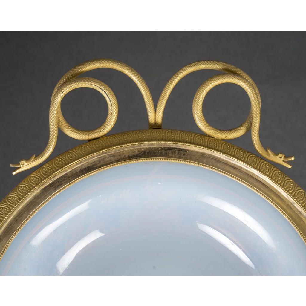 Coupe en opaline blanche montée sur bronze doré, époque Restauration, attribuée à l’atelier de Jean-Baptiste Desvignes. | Biron 