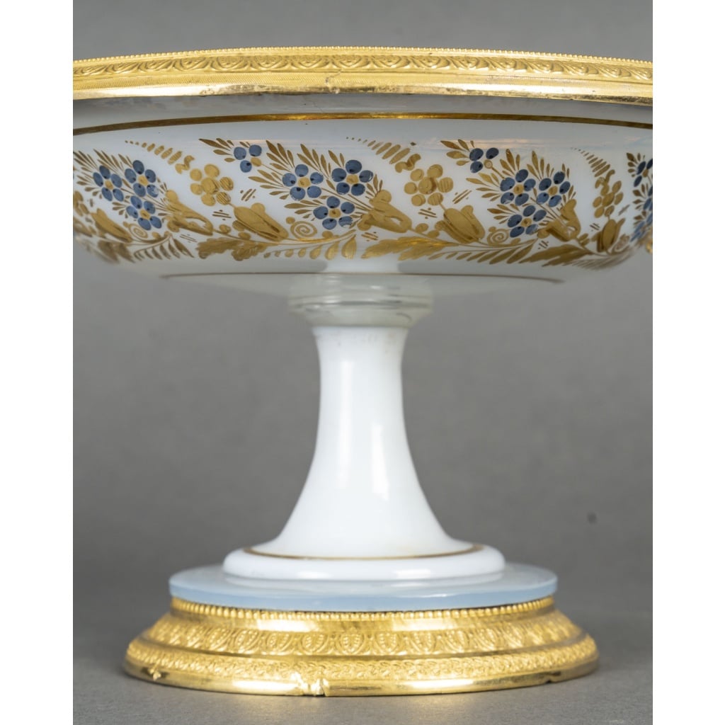 Coupe en opaline blanche montée sur bronze doré, époque Restauration, attribuée à l’atelier de Jean-Baptiste Desvignes. | Biron 