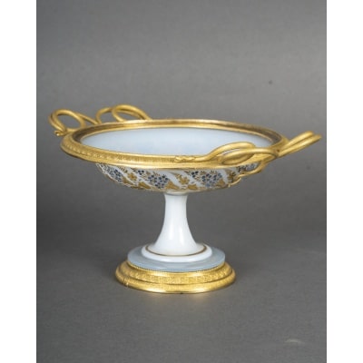 Coupe en opaline blanche montée sur bronze doré, époque Restauration, attribuée à l’atelier de Jean-Baptiste Desvignes.