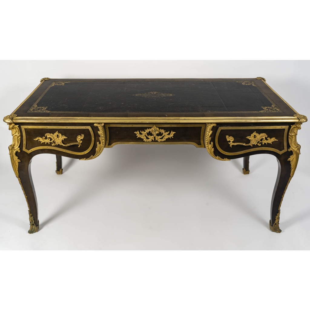 Bureau plat style Louis XV en bois de placage et bronzes dorés | Biron 