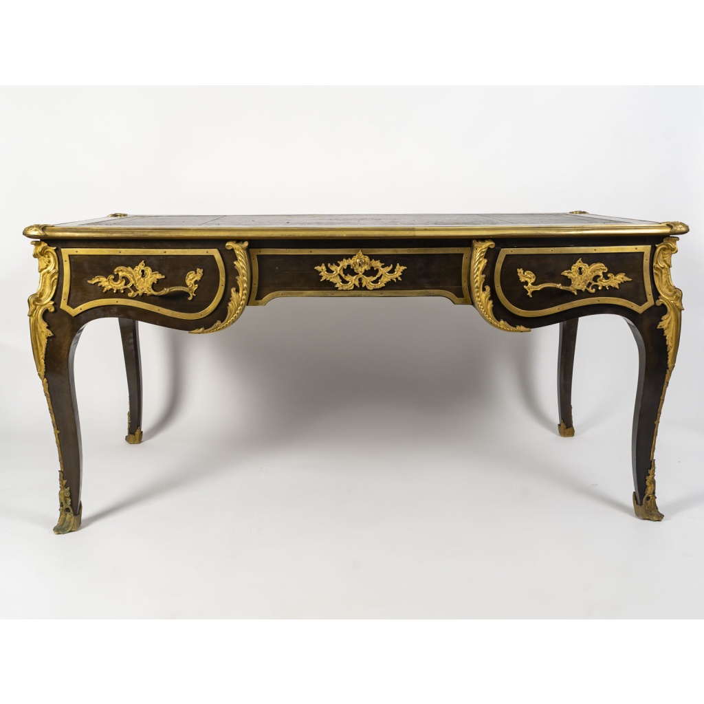Bureau plat style Louis XV en bois de placage et bronzes dorés | Biron 