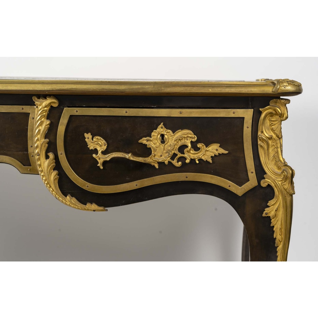 Bureau plat style Louis XV en bois de placage et bronzes dorés | Biron 