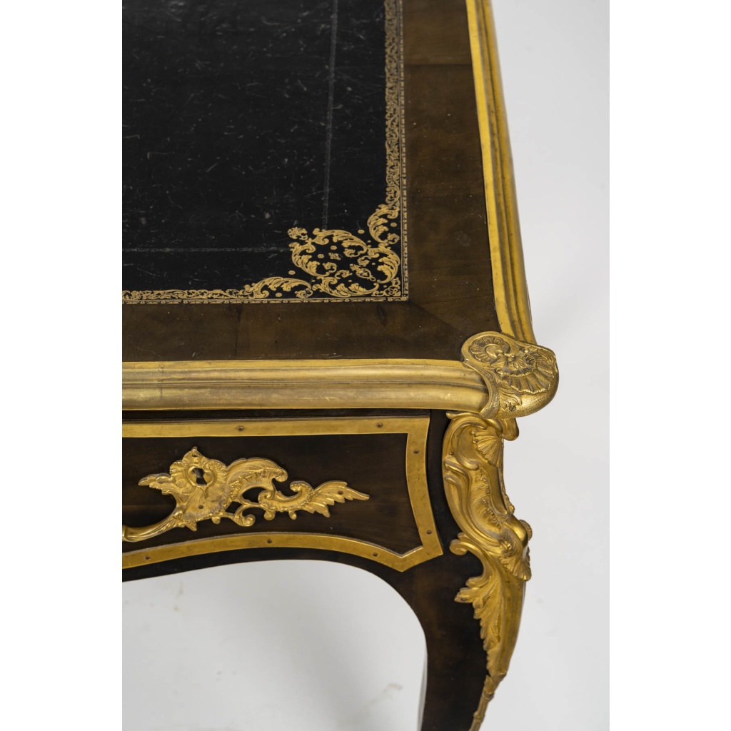 Bureau plat style Louis XV en bois de placage et bronzes dorés | Biron 