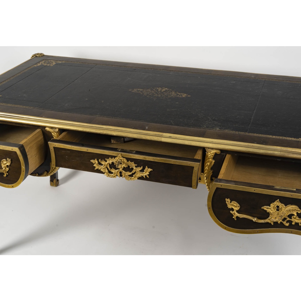 Bureau plat style Louis XV en bois de placage et bronzes dorés | Biron 