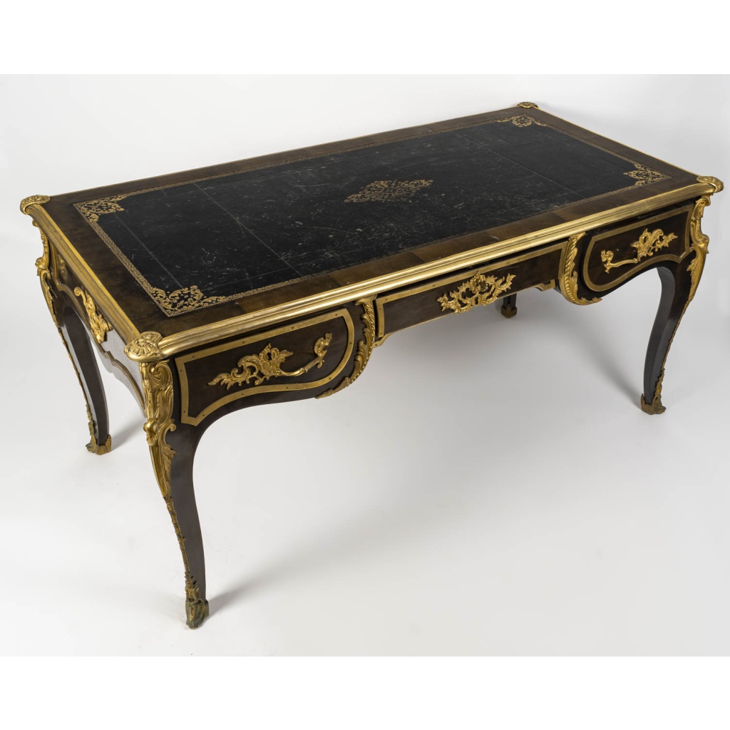 Bureau plat style Louis XV en bois de placage et bronzes dorés | Biron 
