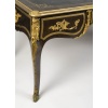 Bureau plat style Louis XV en bois de placage et bronzes dorés | Biron 