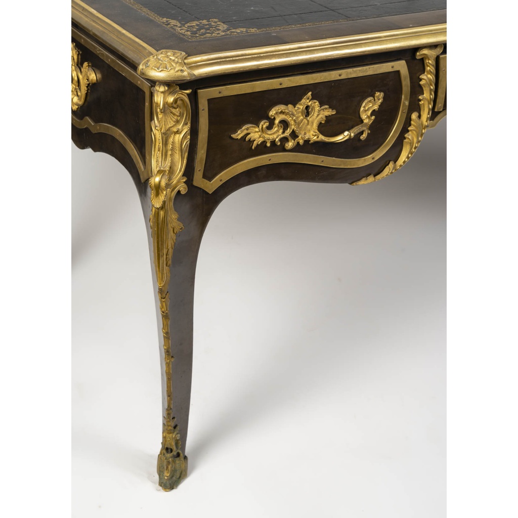 Bureau plat style Louis XV en bois de placage et bronzes dorés | Biron 