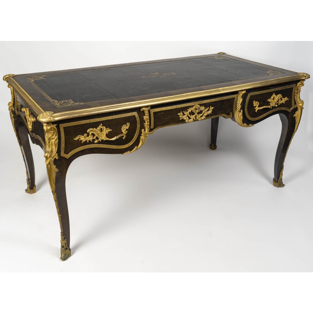 Bureau plat style Louis XV en bois de placage et bronzes dorés | Biron 