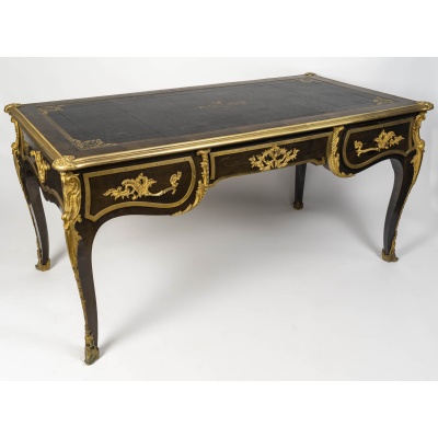 Bureau plat style Louis XV en bois de placage et bronzes dorés