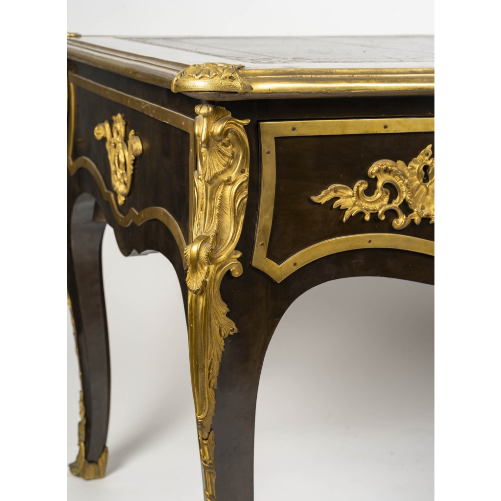 Bureau plat style Louis XV en bois de placage et bronzes dorés | Biron 