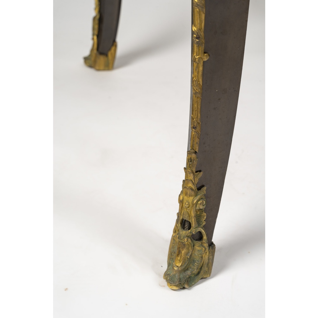 Bureau plat style Louis XV en bois de placage et bronzes dorés | Biron 
