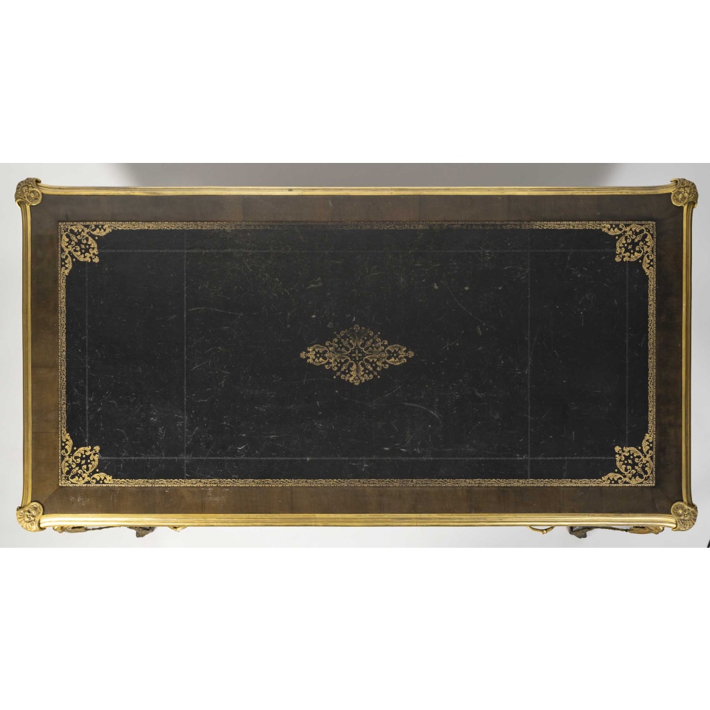 Bureau plat style Louis XV en bois de placage et bronzes dorés | Biron 