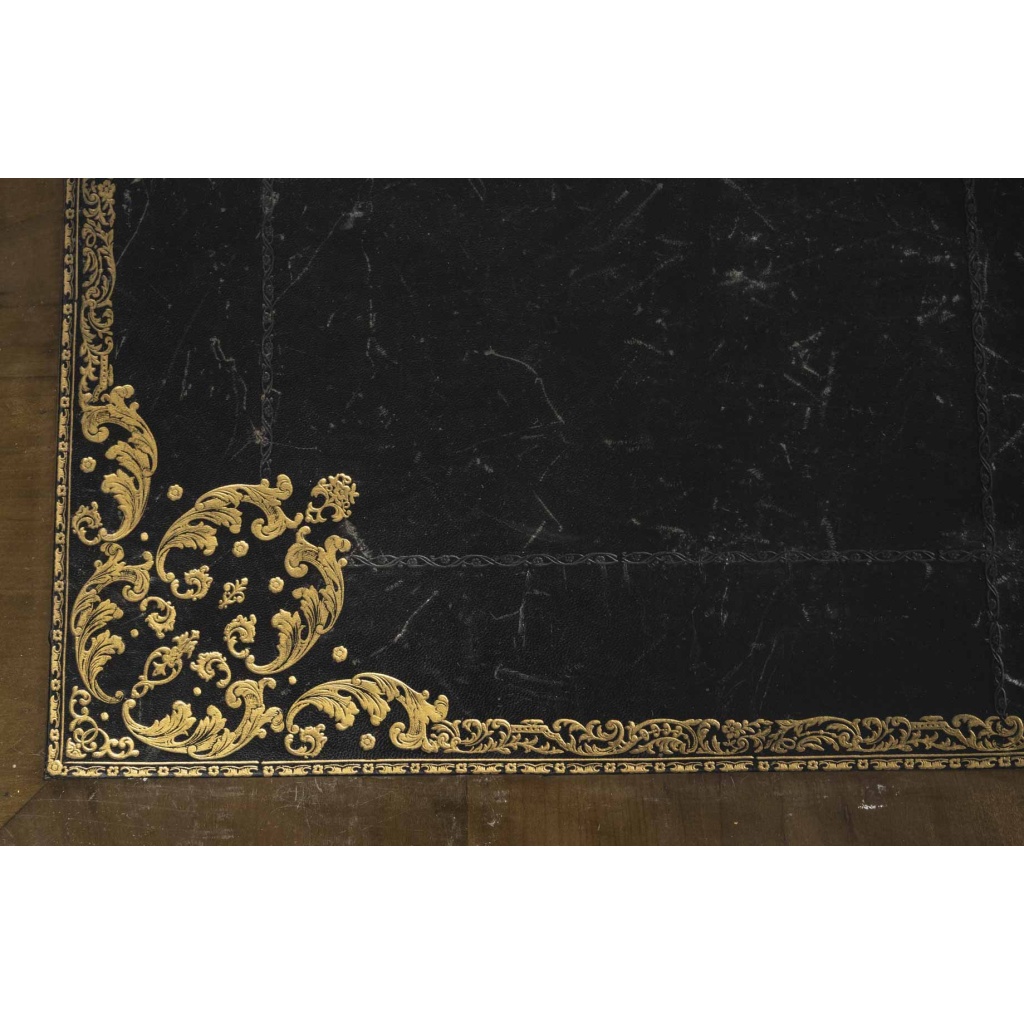 Bureau plat style Louis XV en bois de placage et bronzes dorés | Biron 