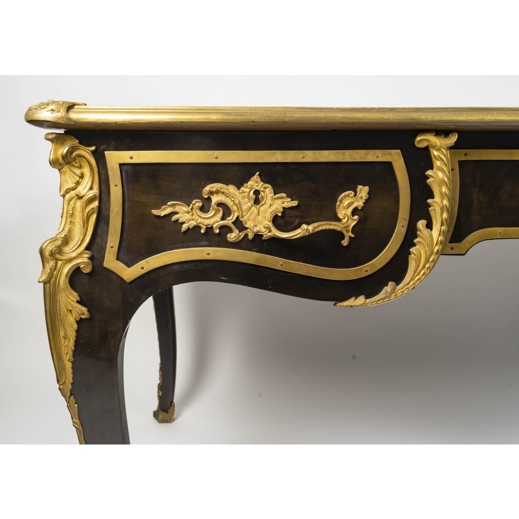 Bureau plat style Louis XV en bois de placage et bronzes dorés | Biron 
