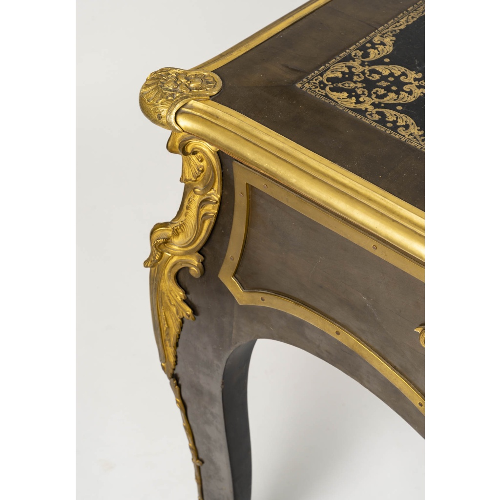 Bureau plat style Louis XV en bois de placage et bronzes dorés | Biron 