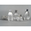 CHRISTOFLE/ BACCARAT – Ensemble de 5 flacons ART DECO circa 1930 | Biron CHRISTOFLE/ BACCARAT – Ensemble de 5 flacons ART DECO circa 1930 Ensemble de 4 flacons et un pot à onguent en cristal de Baccarat, à pans coupés, dans l’esprit du modèle Harcourt. Les flacons sont fermés avec bouchon cristal émeri, Numérotés, avec tampon gravé Baccarat 1936 /étiquette papier « entre 1925 et 1936 ». Les cols de ces 5 pièces sont sertis d’une bague en argent et couvertes d’un bouchon en argent massif à pans, signées et poinçonnées. Dimensions : 1 flacon : hauteur :15,5 cm - Diamètre : 5 cm 2e flacon : hauteur : 14,5 cm - Diamètre : 4,5 cm 3e flacon : hauteur : 14,5 cm - Diamètre : 4,5 cm 4e flacon : hauteur : 9 cm - Diamètre : 3,5 cm Pot à onguent : hauteur : 6 cm - Diamètre : 7,5 cm Matière : Cristal & argent 1er titre 950/1°°° Poids brut : 2 Kg 490 Poinçons : MINERVE & BACCARAT Epoque : ART DECO vers 1930 Orfèvre : CHRISTOFLE Origine : France/Paris