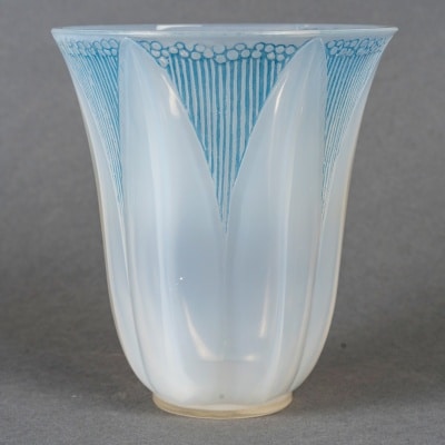 Vase "Campanule" verre opalescent patiné bleu de René LALIQUE