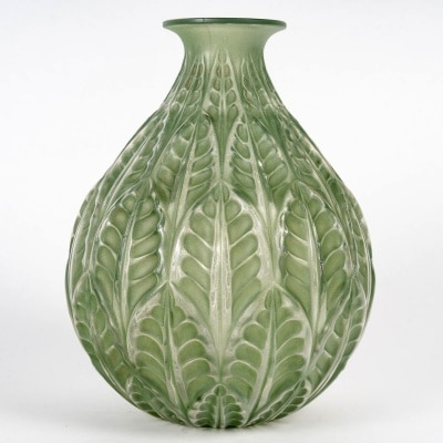 Vase "Malesherbes" verre blanc patiné vert de René LALIQUE