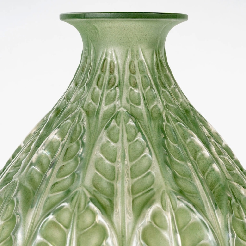 Vase « Malesherbes » verre blanc patiné vert de René LALIQUE | Biron 