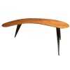 Bureau Boomerang de style design en bois fruitier reposant sur trois pieds en métal. | Biron 
