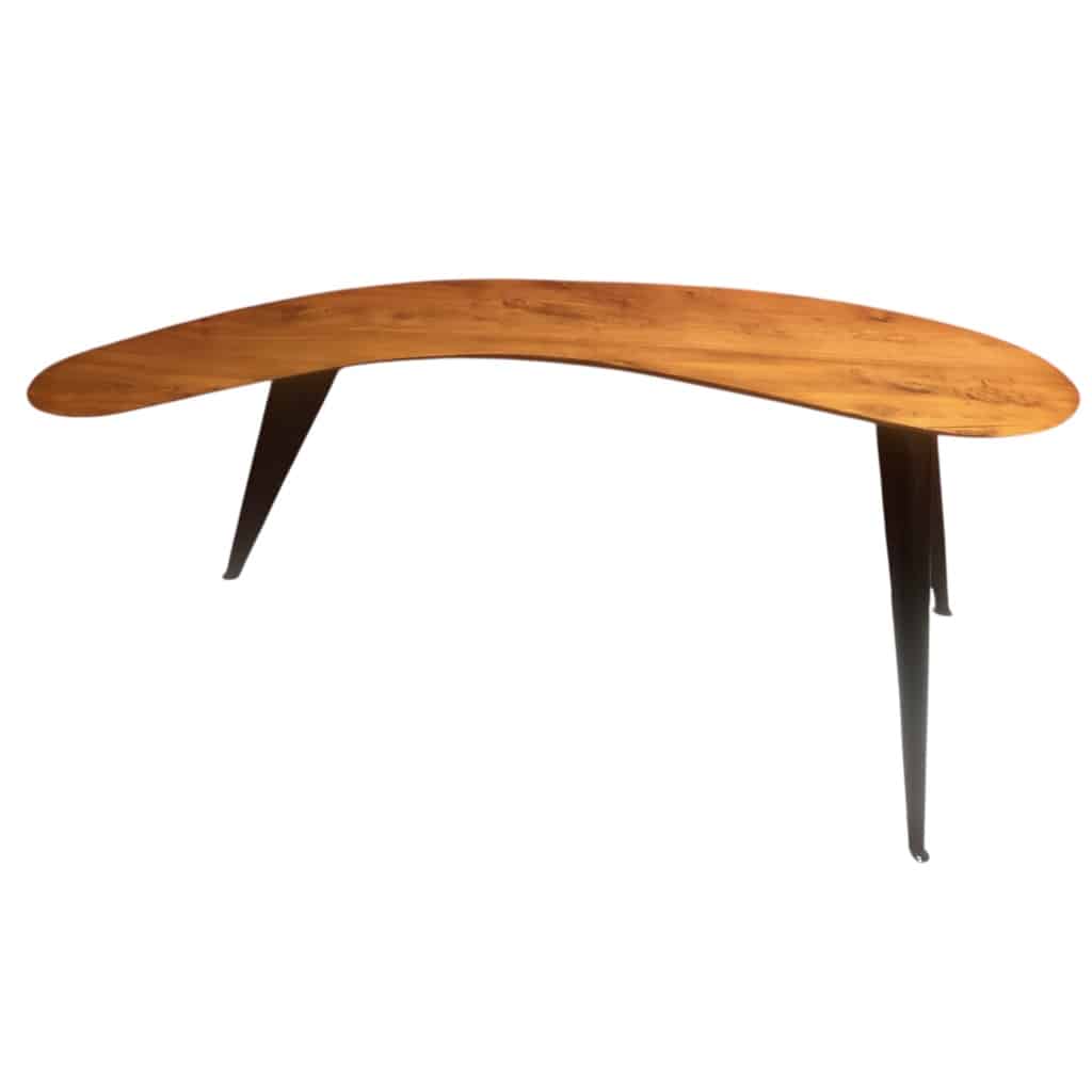 Bureau Boomerang de style design en bois fruitier reposant sur trois pieds en métal. | Biron 