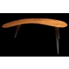 Bureau Boomerang de style design en bois fruitier reposant sur trois pieds en métal. | Biron 