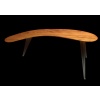 Bureau Boomerang de style design en bois fruitier reposant sur trois pieds en métal. | Biron 