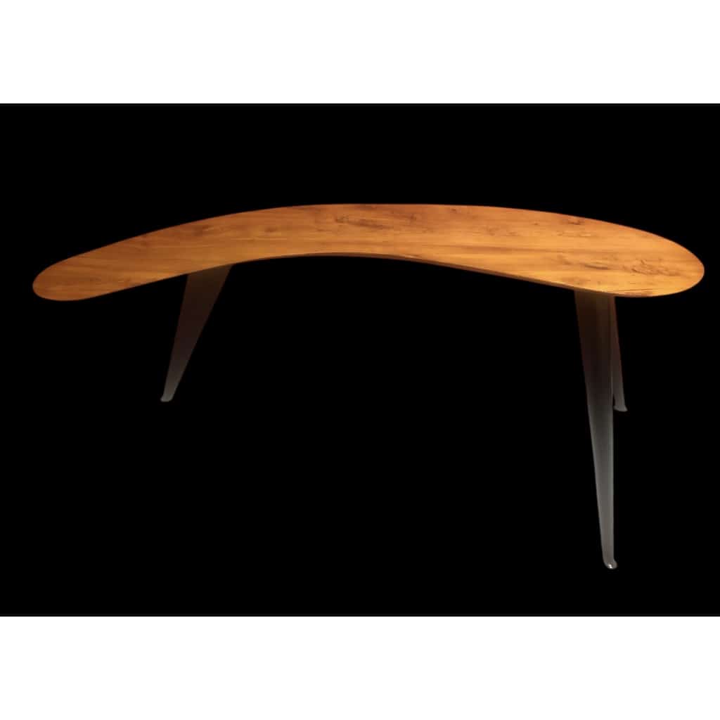 Bureau Boomerang de style design en bois fruitier reposant sur trois pieds en métal. | Biron 