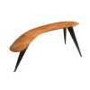Bureau Boomerang de style design en bois fruitier reposant sur trois pieds en métal. | Biron 
