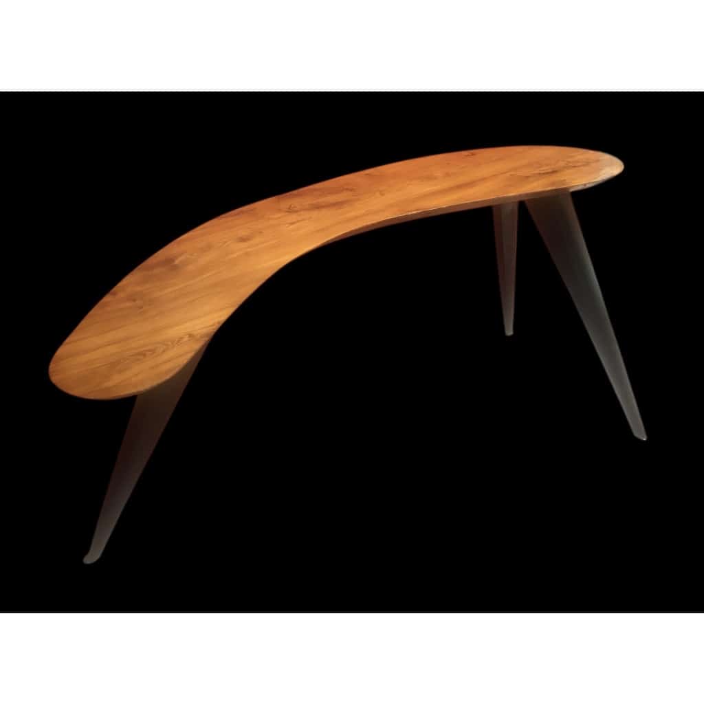 Bureau Boomerang de style design en bois fruitier reposant sur trois pieds en métal. | Biron 