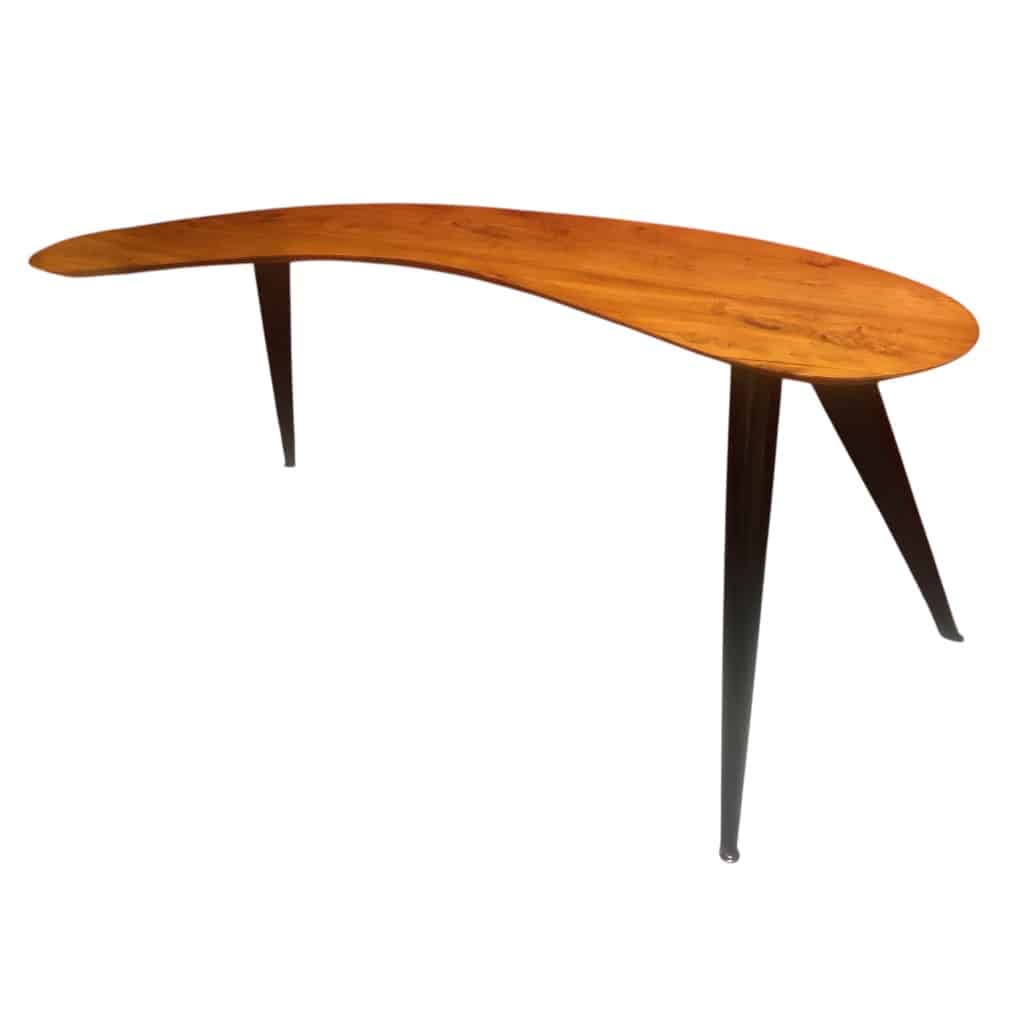 Bureau Boomerang de style design en bois fruitier reposant sur trois pieds en métal. | Biron 
