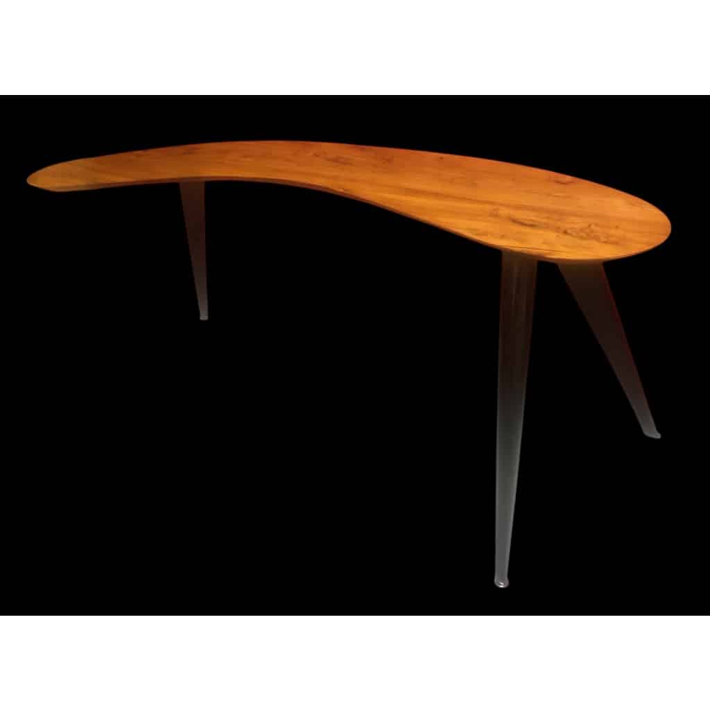 Bureau Boomerang de style design en bois fruitier reposant sur trois pieds en métal. | Biron 