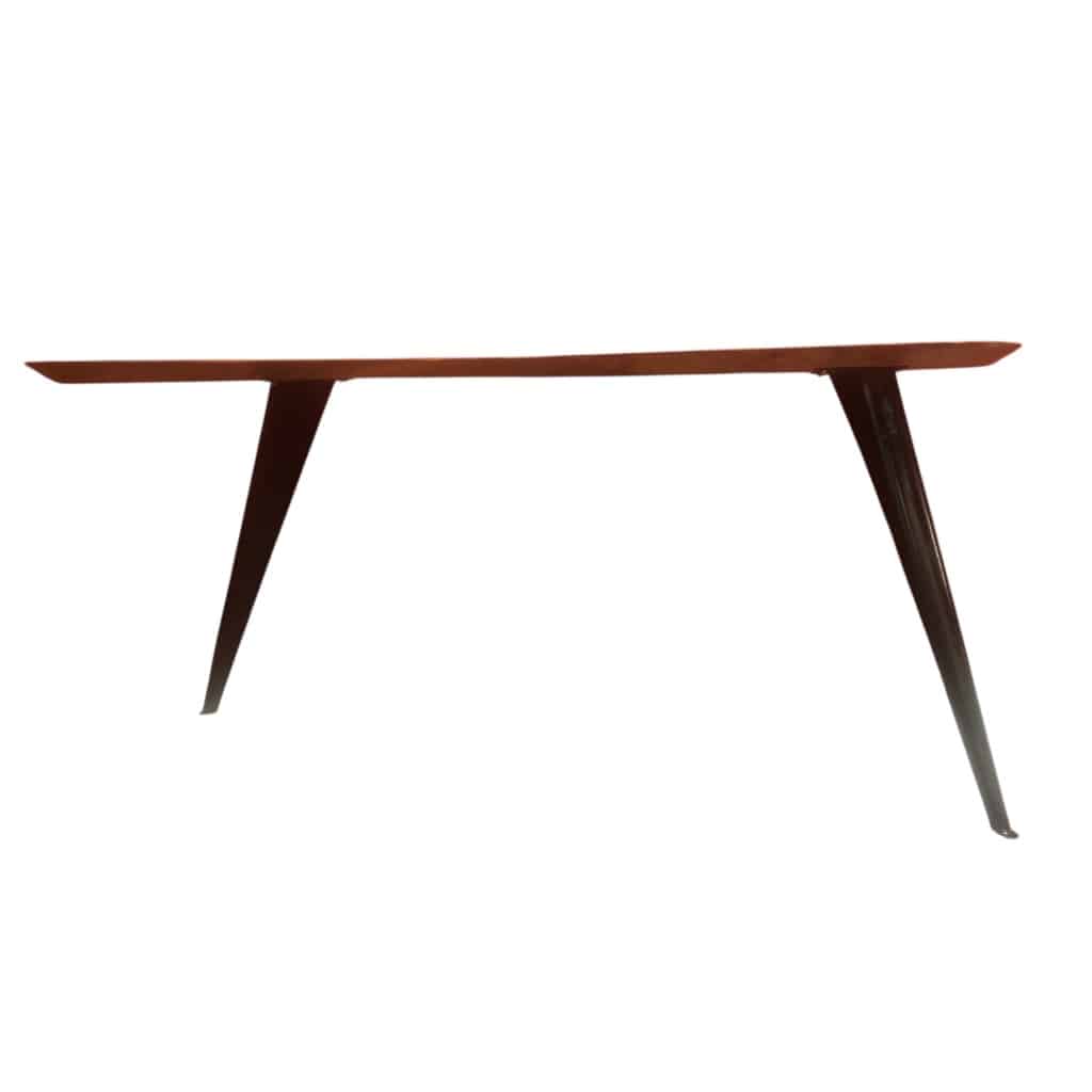 Bureau Boomerang de style design en bois fruitier reposant sur trois pieds en métal. | Biron 