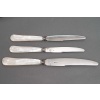 Service de coutellerie de 36 couteaux en coffret d’origine ART DECO | Biron Service de coutellerie de 36 couteaux en coffret d'origine ART DECO Cet ensemble de coutellerie est composé de 36 couteaux manche en nacre nervurée et viroles en argent soit : 12 couteaux de table manche en nacre, virole argent, lame soie inox 12 couteaux à fromage manche nacre, virole argent, lame soie inox 12 couteaux à fruit manche nacre, virole argent, lame argent Cet ensemble peut accompagner une ménagère en argent de PUIFORCAT et de TETARD époque ART DECO Dimensions : Longueur totale couteaux de table : 25 cm Longueur totale couteaux fromages/ fruits : 20 cm Matières : nacre et argent Poinçon : MINERVE Epoque : Début XXe ART DECO Orfèvre : Losange pas lisible Origine : FRANCE/PARIS