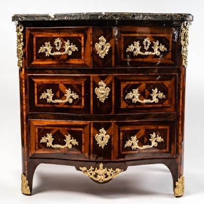Commode d’époque Louis XV en Satiné, Bois de Rose et Bois Violette estampillée de Bon Durand