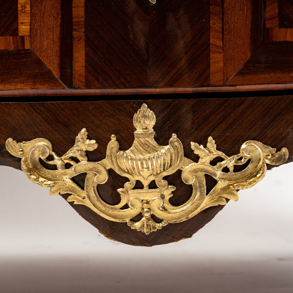 Commode d’époque Louis XV en Satiné, Bois de Rose et Bois Violette estampillée de Bon Durand | Biron 