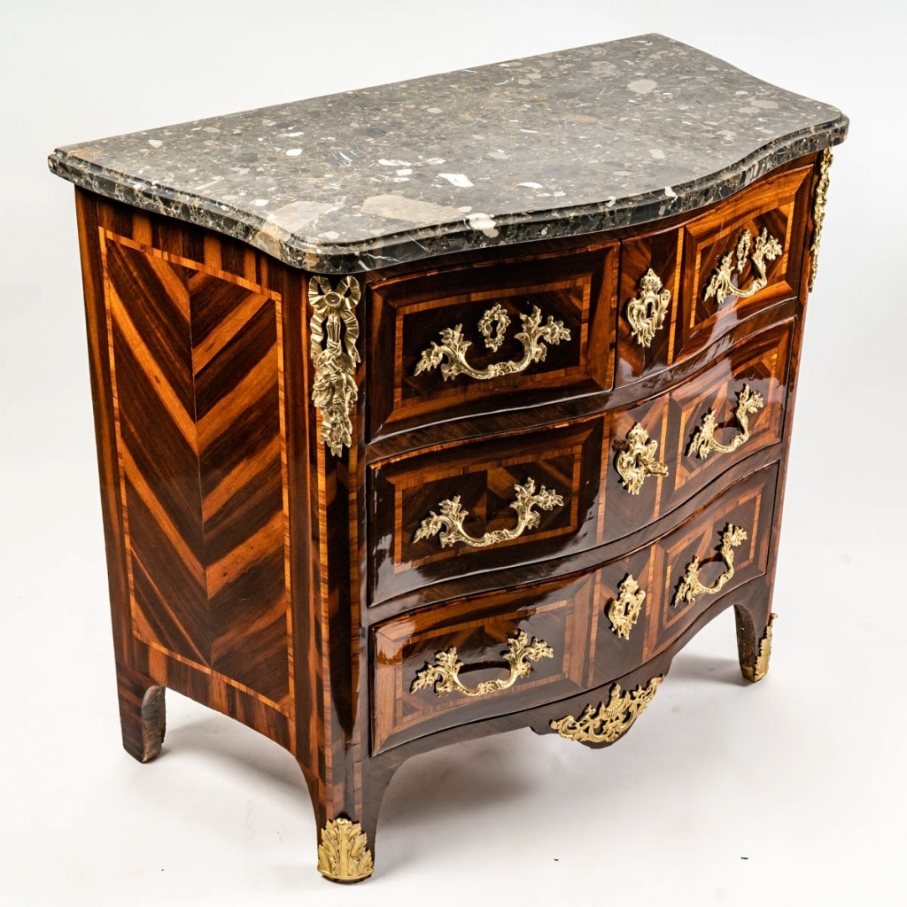 Commode d’époque Louis XV en Satiné, Bois de Rose et Bois Violette estampillée de Bon Durand | Biron 