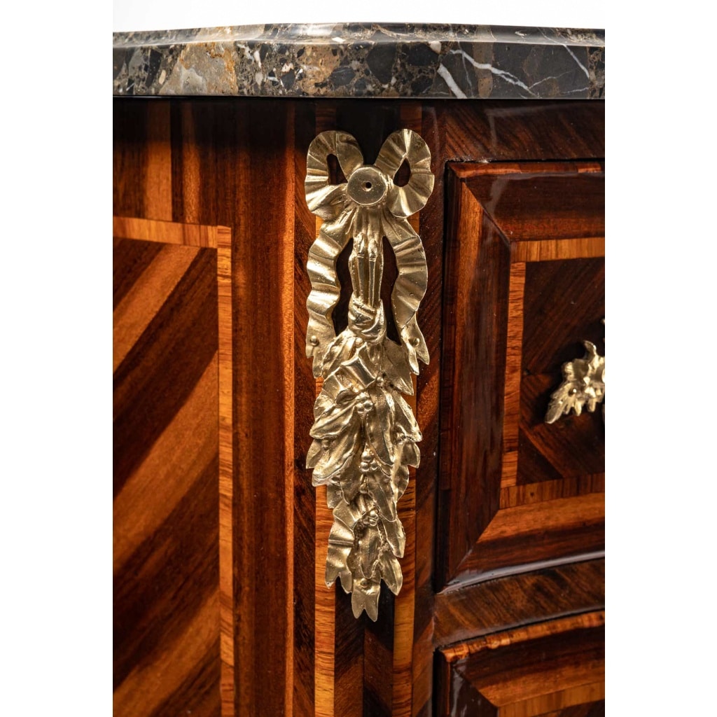 Commode d’époque Louis XV en Satiné, Bois de Rose et Bois Violette estampillée de Bon Durand | Biron 