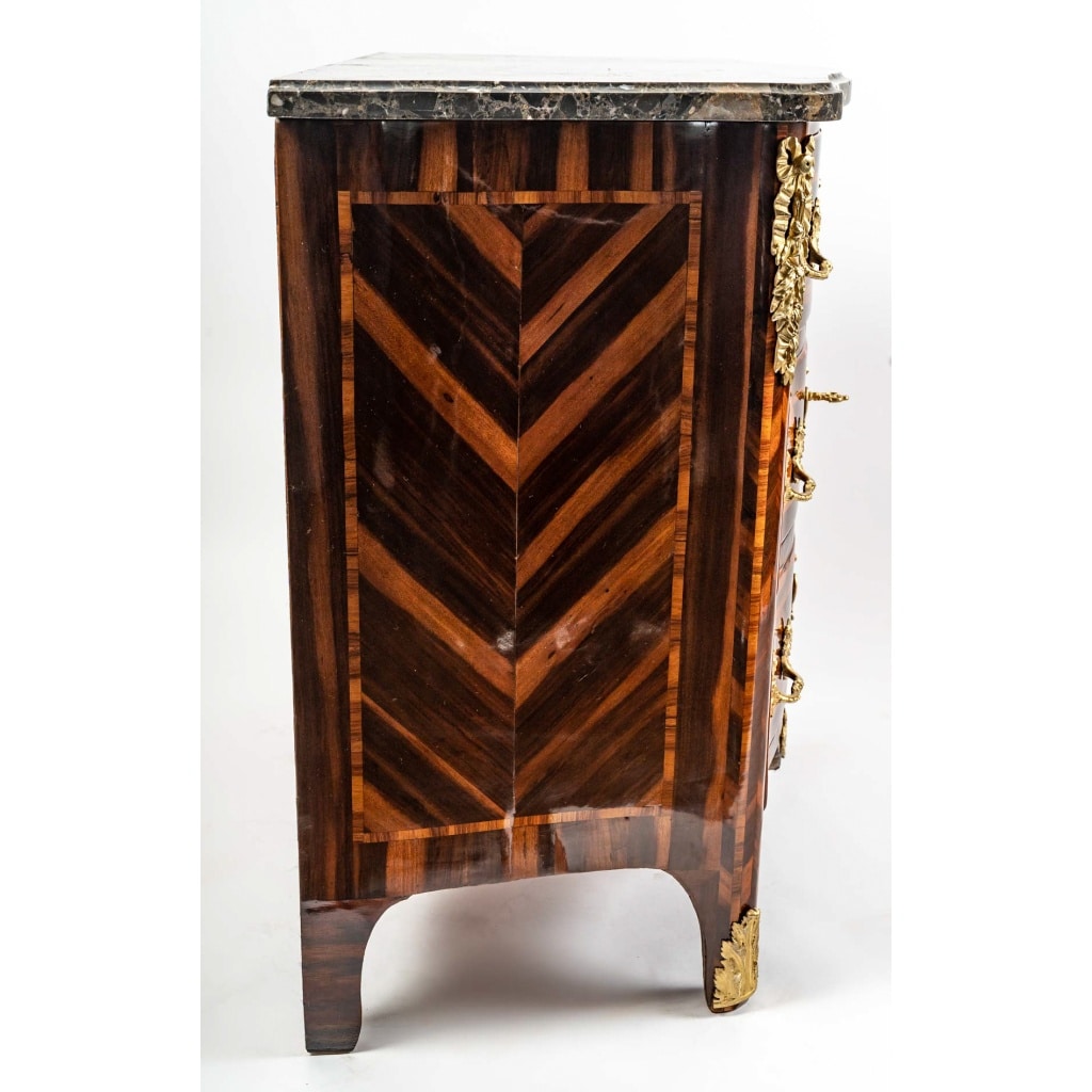 Commode d’époque Louis XV en Satiné, Bois de Rose et Bois Violette estampillée de Bon Durand | Biron 