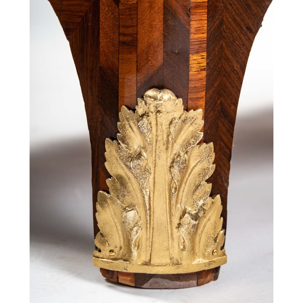 Commode d’époque Louis XV en Satiné, Bois de Rose et Bois Violette estampillée de Bon Durand | Biron 