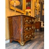 Commode du Dauphiné à marqueterie de cœurs d’époque Louis XIV vers 1700-1710 | Biron 