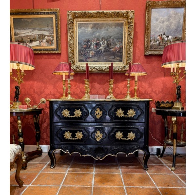Commode Provençale d’époque Louis XV en noyer laqué sculpté d'une coquille et de branches d'olivier