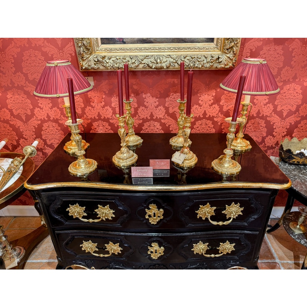 Commode Provençale d’époque Louis XV en noyer laqué sculpté d’une coquille et de branches d’olivier | Biron 