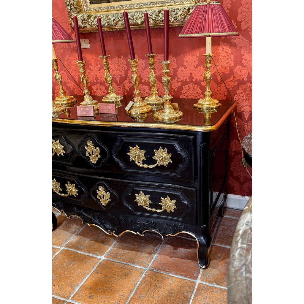 Commode Provençale d’époque Louis XV en noyer laqué sculpté d’une coquille et de branches d’olivier | Biron 