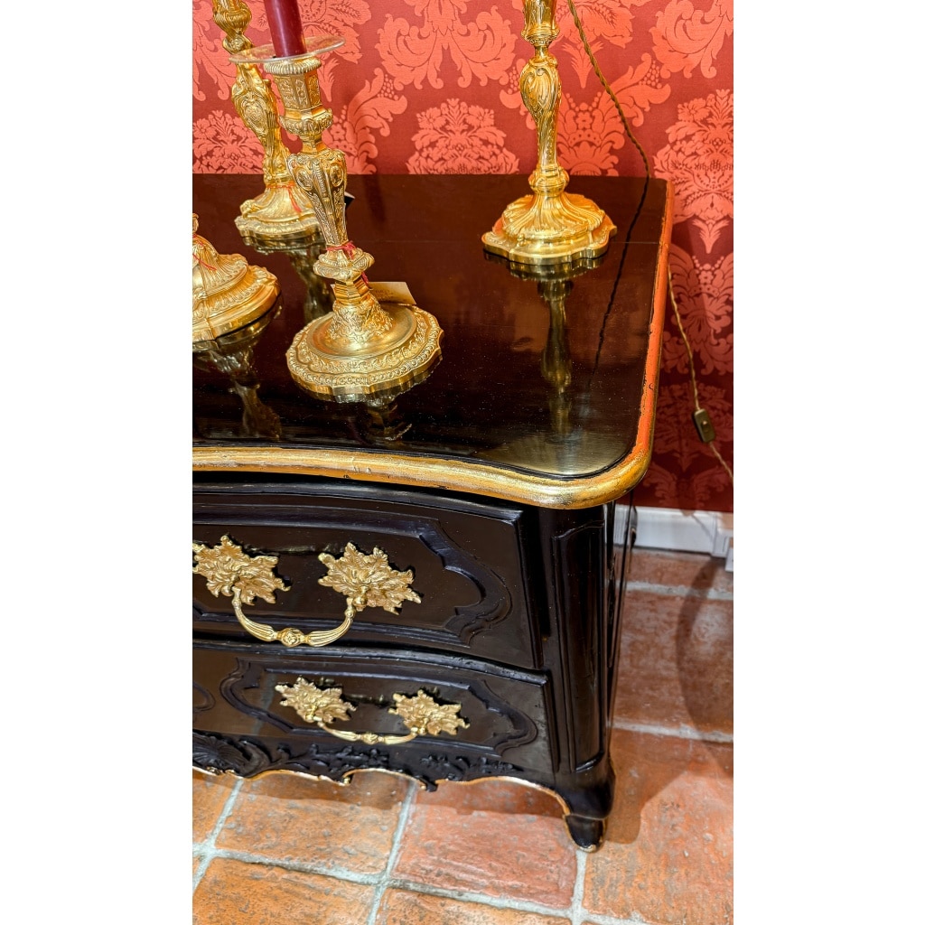 Commode Provençale d’époque Louis XV en noyer laqué sculpté d’une coquille et de branches d’olivier | Biron 