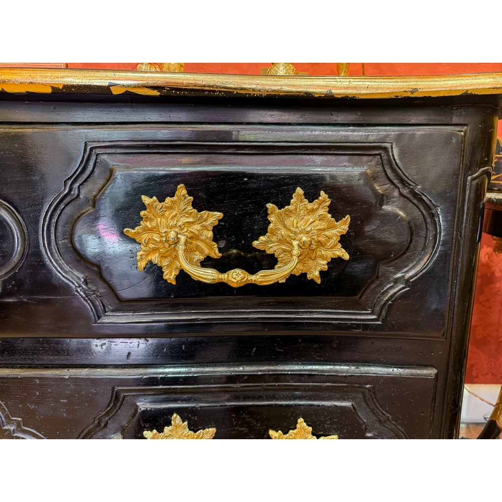 Commode Provençale d’époque Louis XV en noyer laqué sculpté d’une coquille et de branches d’olivier | Biron 